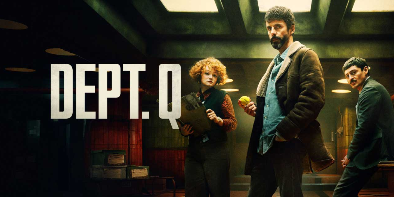Tre personer i en kjeller med taklys på en filmplakat