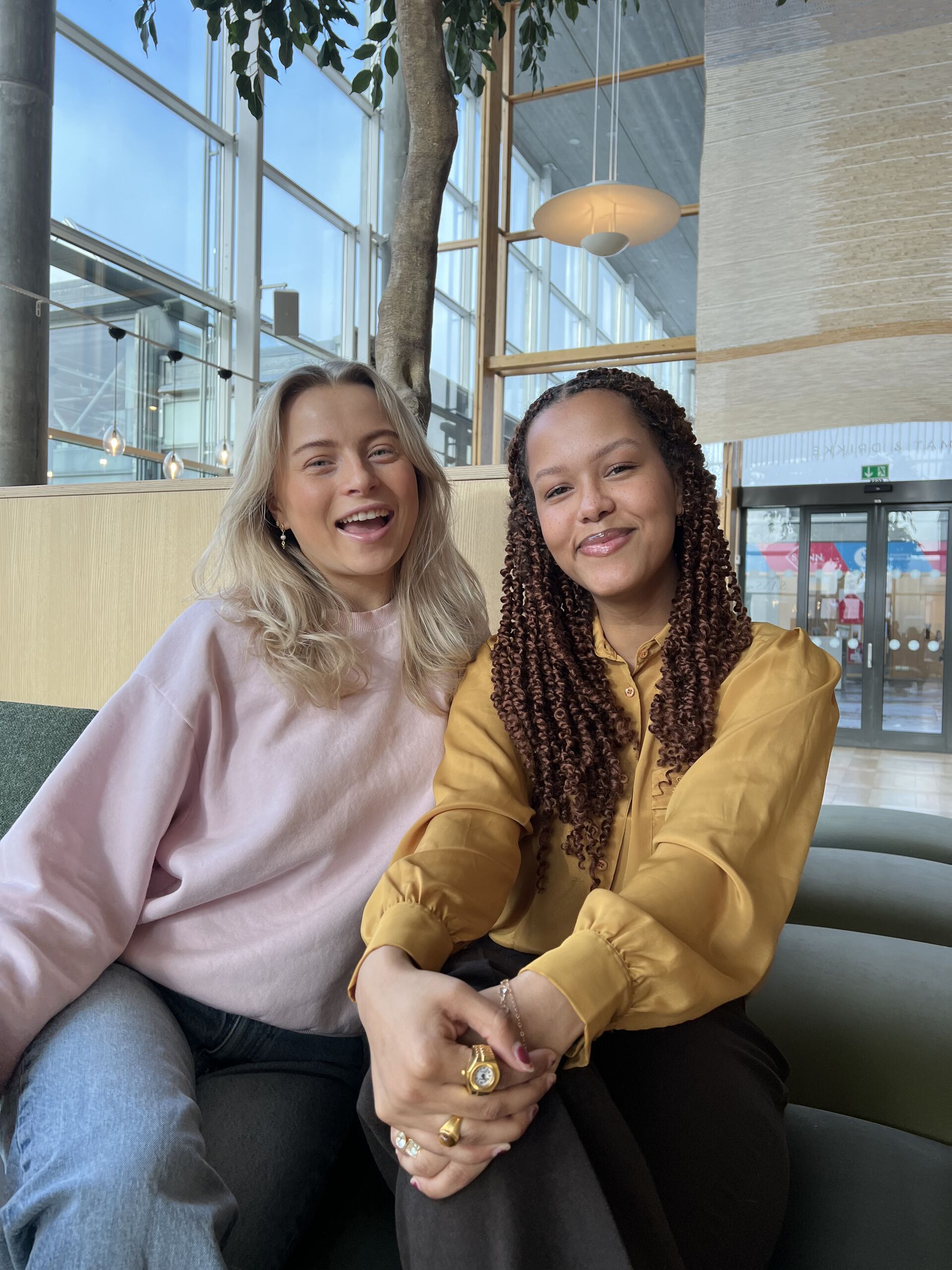 Portrett av Synne og Lillian som er veldig glade 