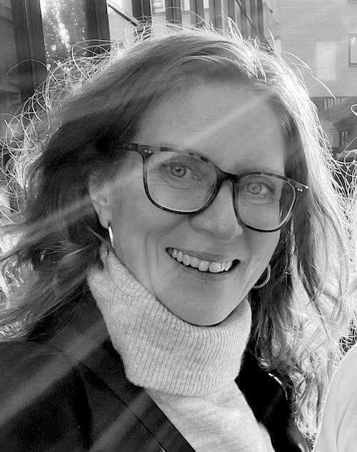 Portrettbilde av en smilede Mette Nyseter i solskinn