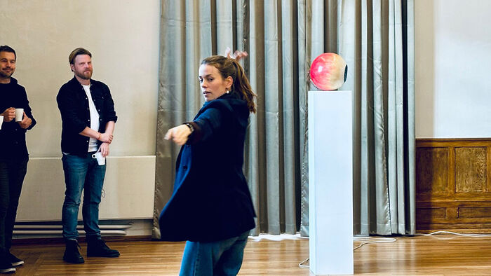 Dansende dame foran skulpur