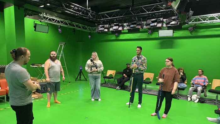 En gruppe folk står plassert i MoCap studio