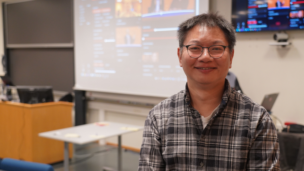 Kevin Tan portrett foran skjerm 