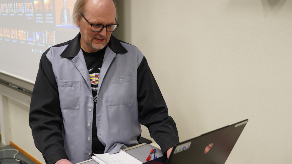 Ole Flaten foran PC under presentasjon 