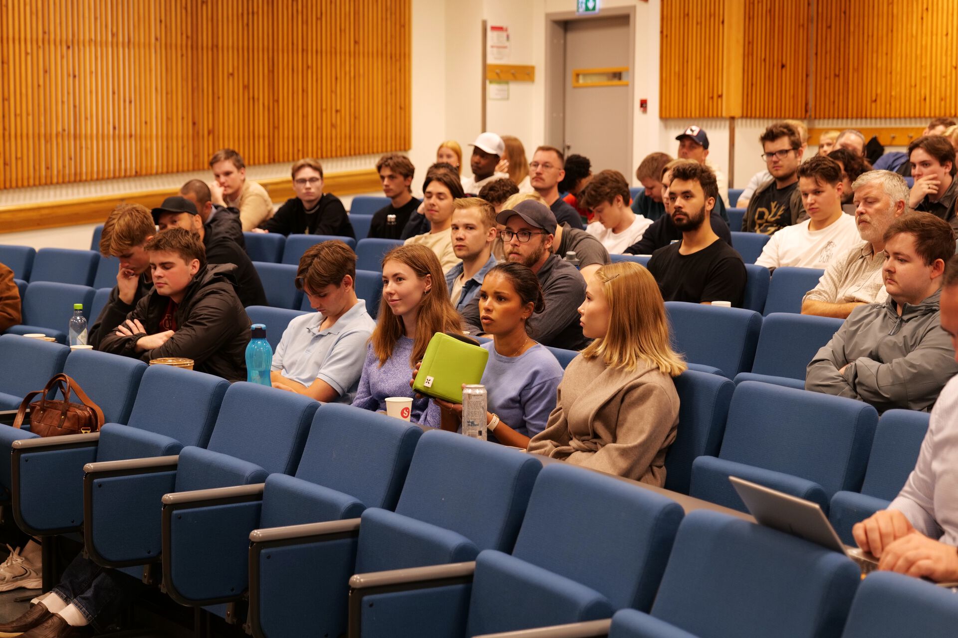 Studenter i et auditorium