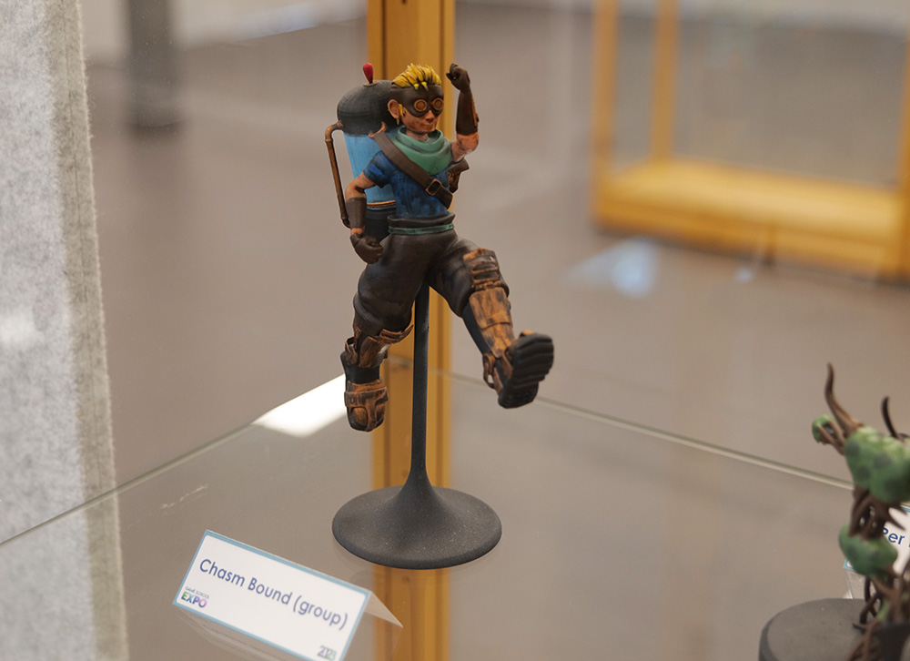 Bilde av en modell av en actionfigur laget av student