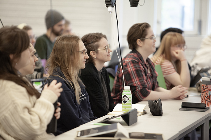 En gruppe studenter på forelesning