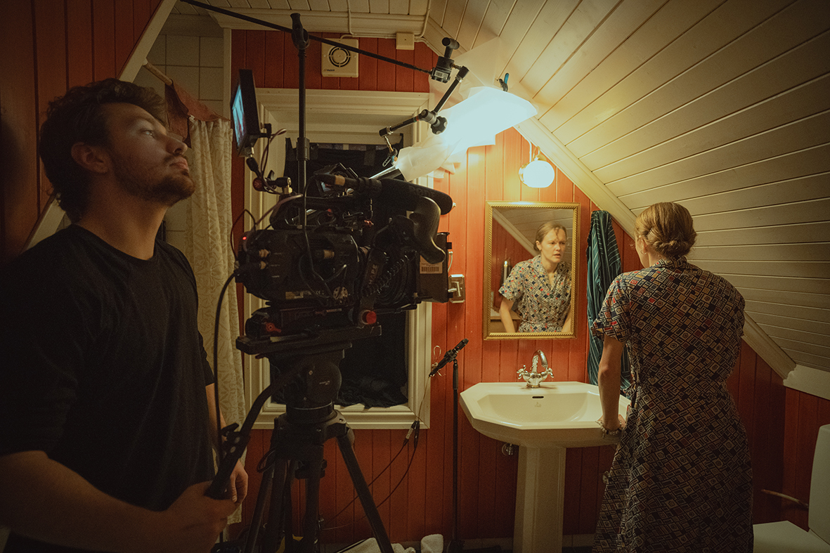 Fotograf og skuepsiller i scenen hvor Tove får slag