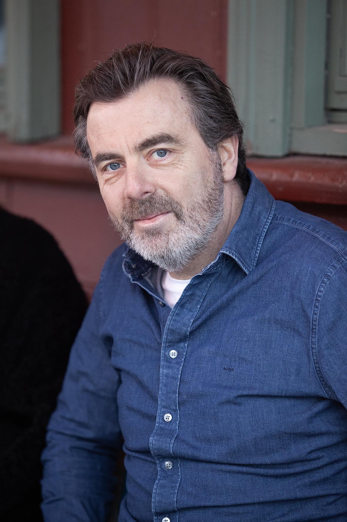 Portrett av Andreas Dreyer i blå olaskjorte