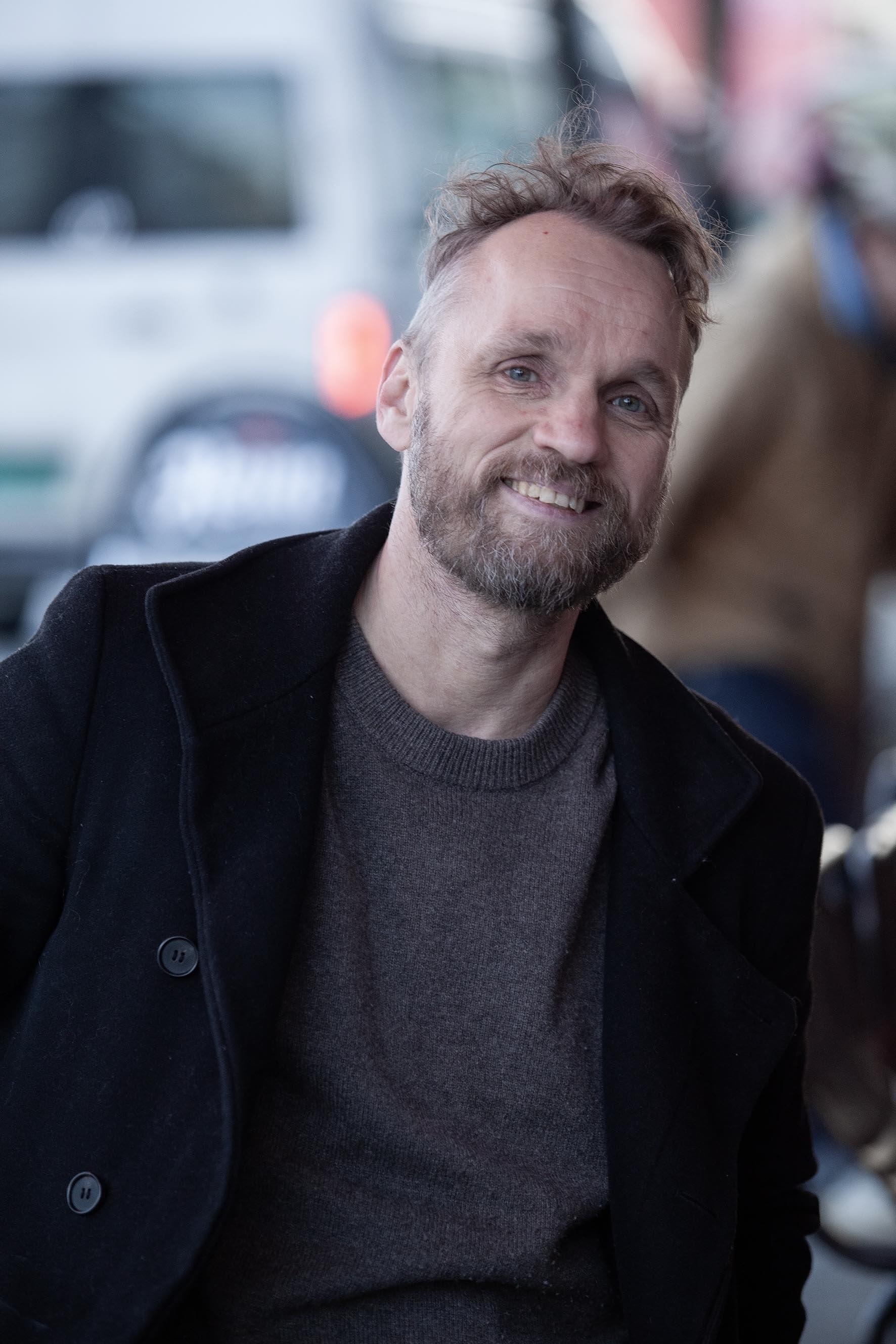 Portrett av Arild Tryggestad i et urbant miljø