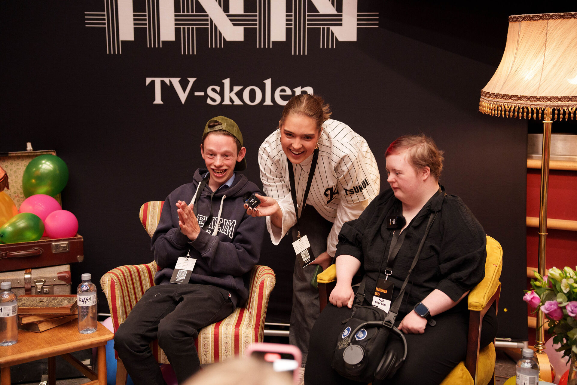 A-laget sammen med student Marthine Brenden på scenen