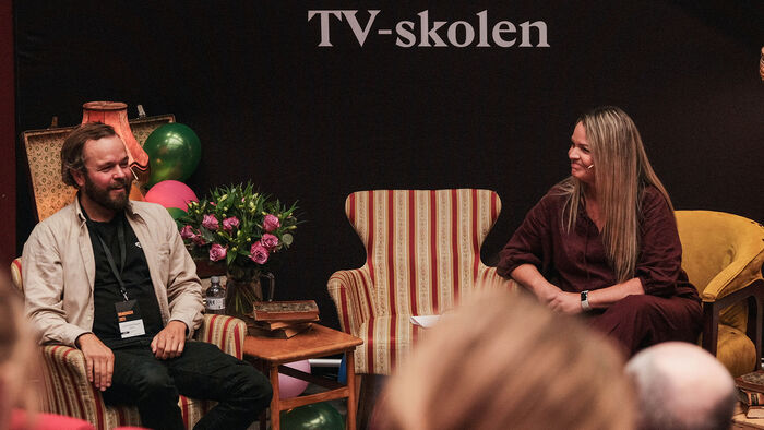Lars Erlend Tubaas Øymo i samtale med professor Tonje Finne under brakdagen på TV-skolen. 