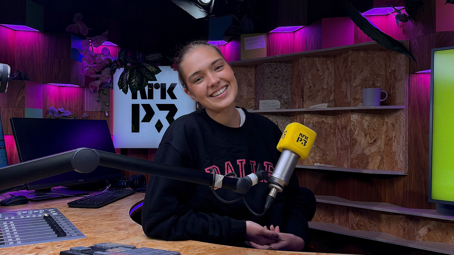 Marthine sitter i NRK P3 -studio