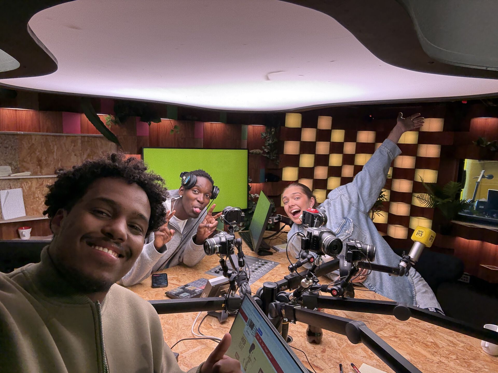 Marthine i P3-studio sammen med to programledere