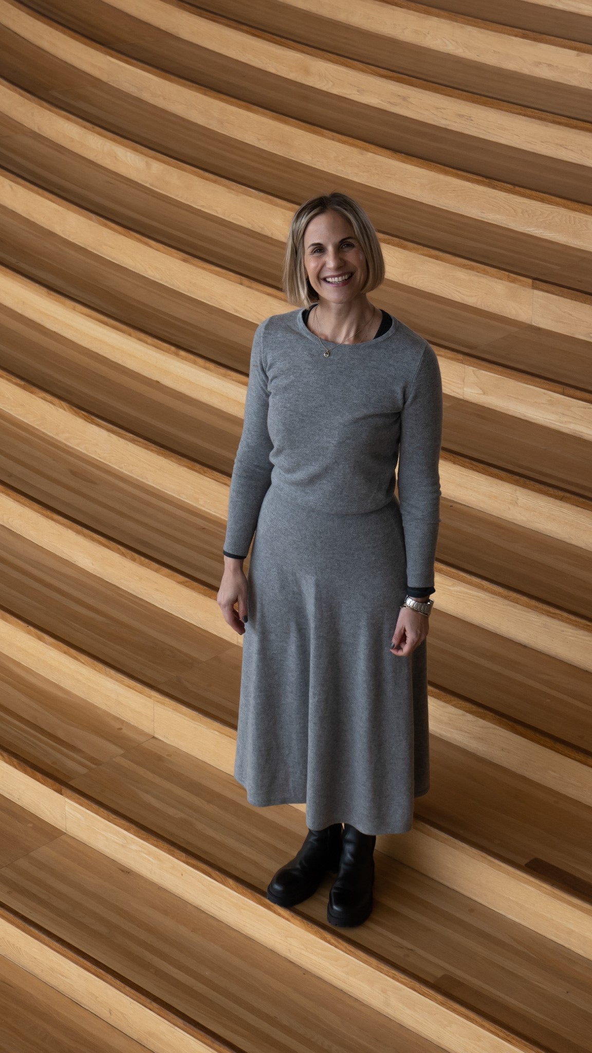 Linda Green i helfigur i en trapp