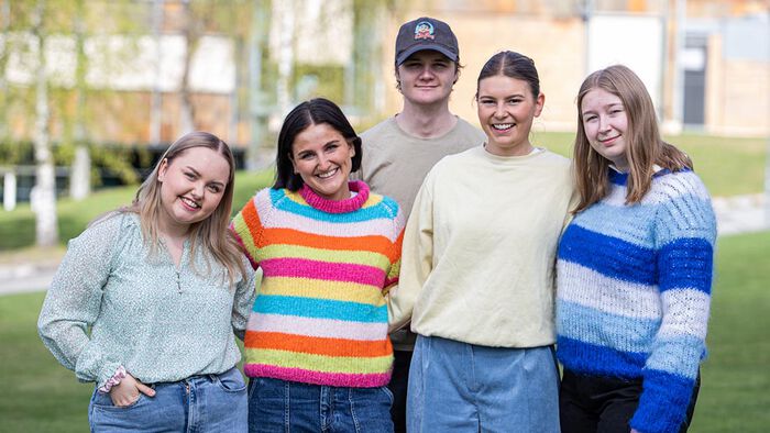 Hoppende studenter utenfor studiested Lillehammer. 