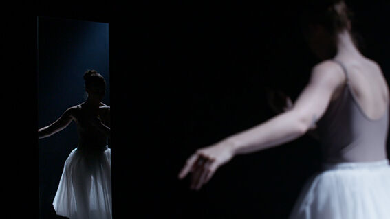 en ballettdanser på scenen