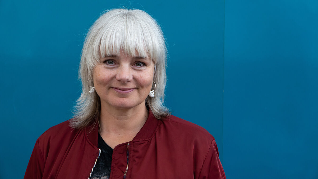 Camilla Vanebo på blå bakgrunn