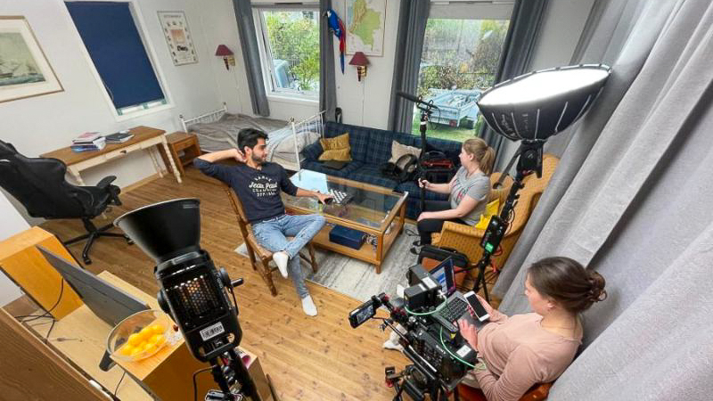 Studenter fra TV-skolen og deltager i samtale under innspillingen av serien.