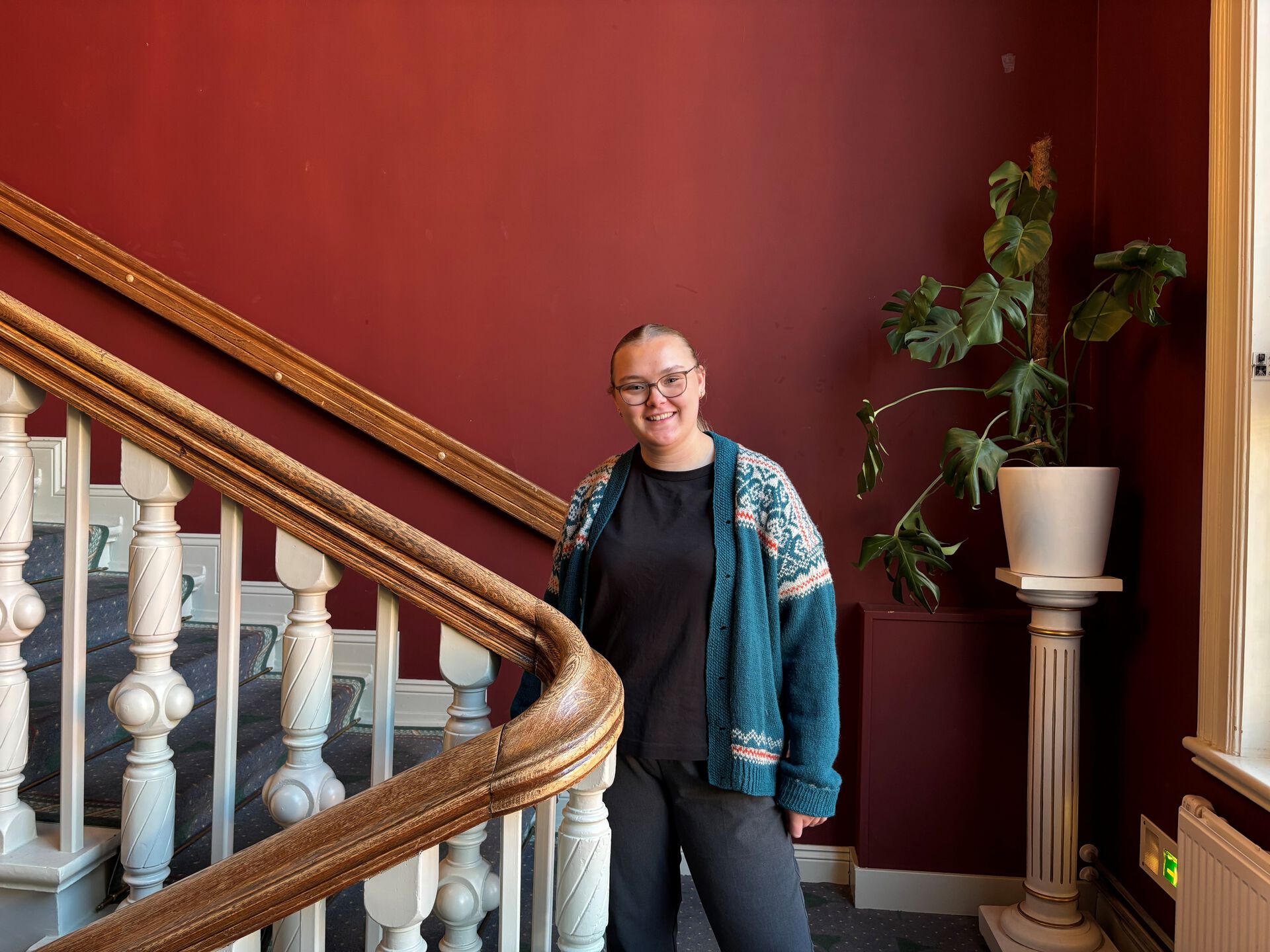 Hanne i trappa i kulturhuset banken