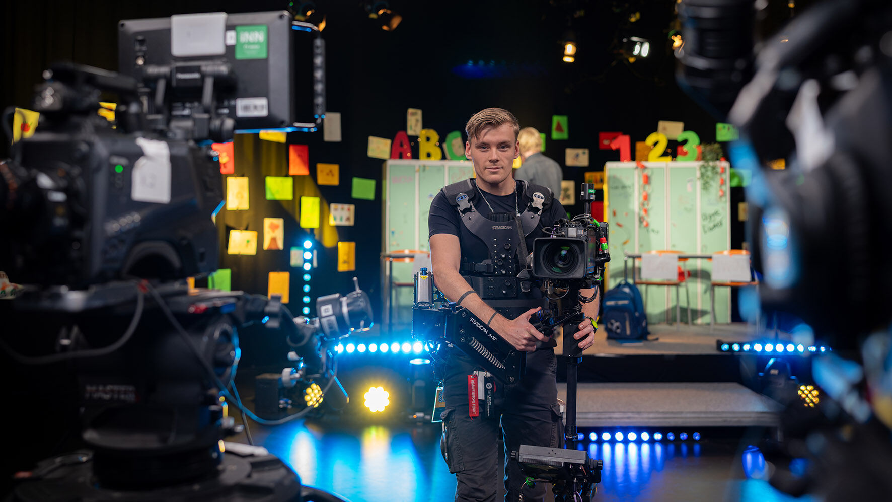 Fotostudent under opptak i TV-skolen sitt studio