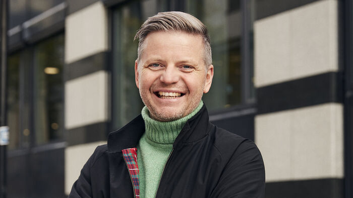 Portrett av Erlend Røeggen utenfor et kontorbygg
