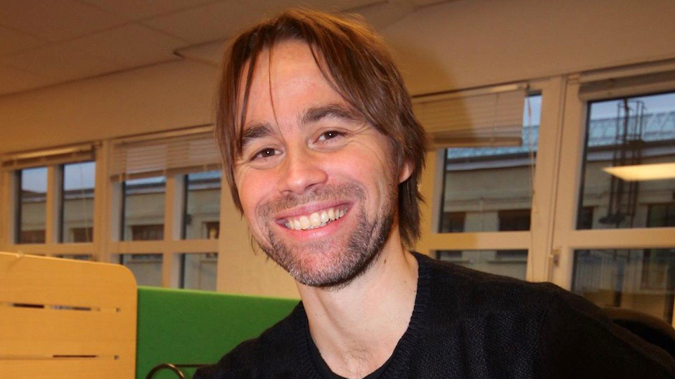 Portrett av Vegard Svingen på kontoret sitt i NRK