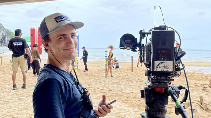 Bilde av Yngve Bugge Drangsholt under opptak på en strand med kamerarigg.