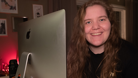 Portrett av Caroline Kløverud på kontoret foran datamaskinen sin. 