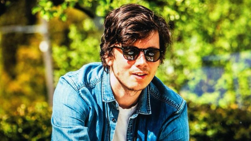 Sommerbilde av Christoffer Bjurholt med olaskjorte og solbriller