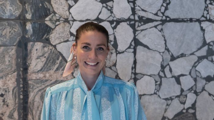 Portrett av Ragnhild Nøst Bergem. Ragnhild har på seg turkis bluse. 