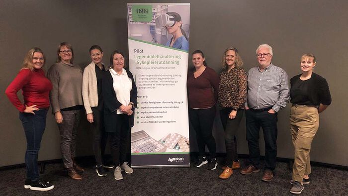 Fra venstre: Nina Sletteland (VID Bergen), Lucie Furulund (HINN), Marte Haugen (OsloMet), Lise Gladhus (USN), Ann Merethe Bredvold (OsloMet), Kirsten Røland Byermoen (USN), Frank Rune Martinsen (INN) og Kristine Kvam (FYND). 