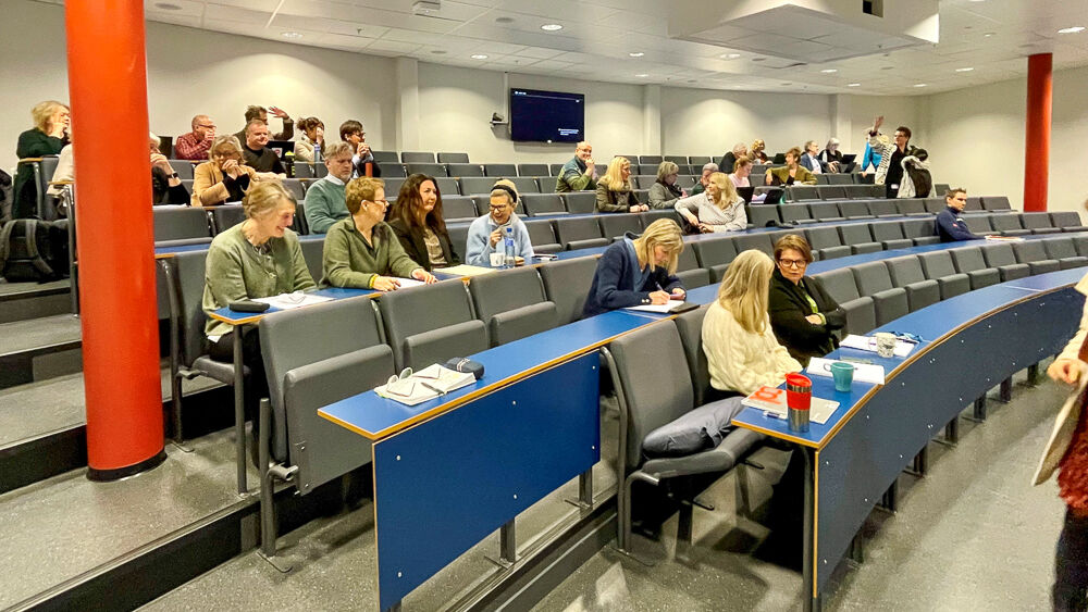 Bilde av folk i auditorium