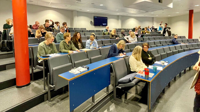 Bilde av folk i auditorium