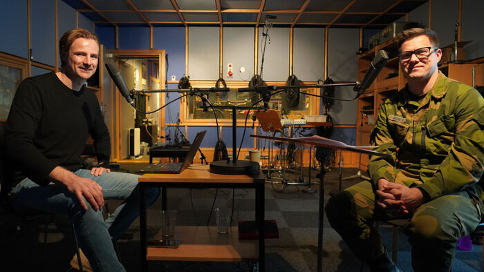 Grindaker og Valnes i podkaststudio, foran hver sin mikrofon