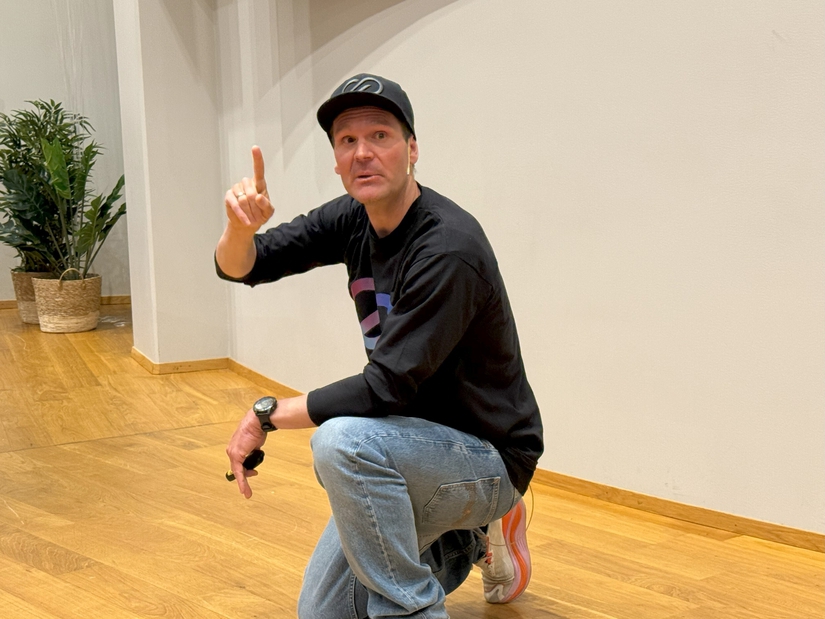 Øystein Pettersen står på kne og forteller om en fantastisk ide om å sette seg ned for å komme nærmere innpå den man prater med