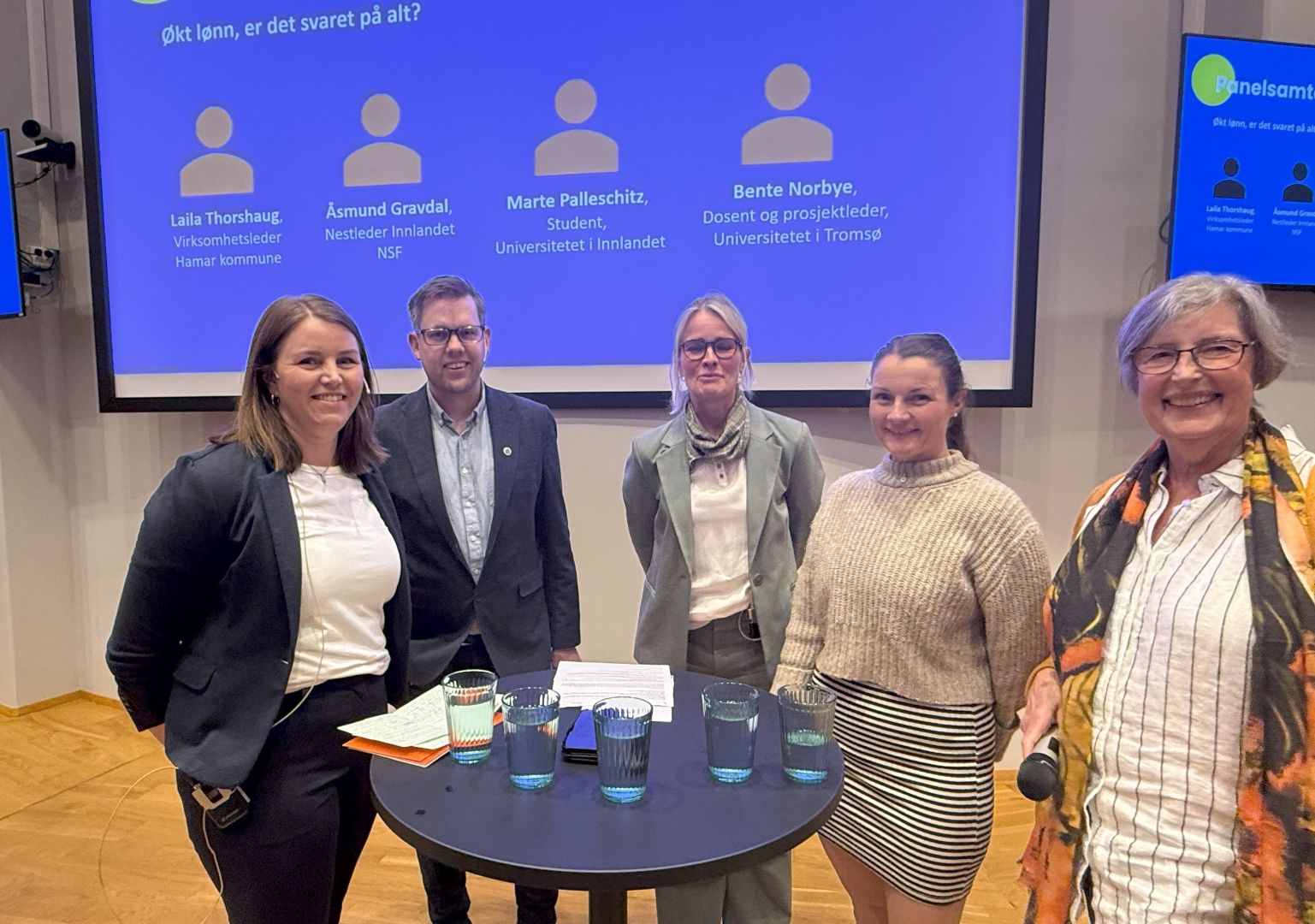 Fem personer i panelsamtale. Fire deltakere med faglige perspektiver, samt prorektor utdanning som konferansier i midten