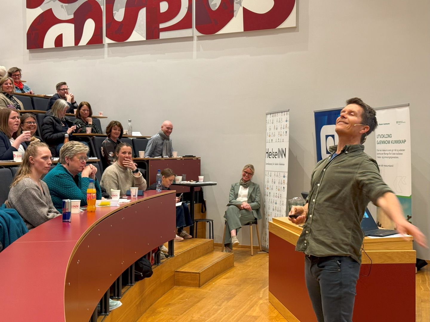 Mannlig inspirator får publikum til å le
