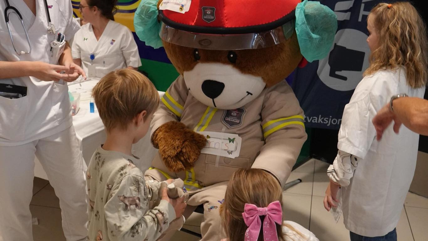Bjørnis i godt selskap av to barn som hadde tatt turen, og med ansatte og sykepleierstudenter fra Høgskolen i Innlandet i trygg avstand. Foto: Barnekreftforeningen.