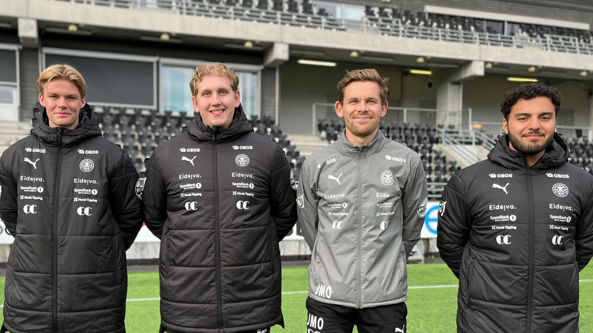 fire karer på en fotballbane