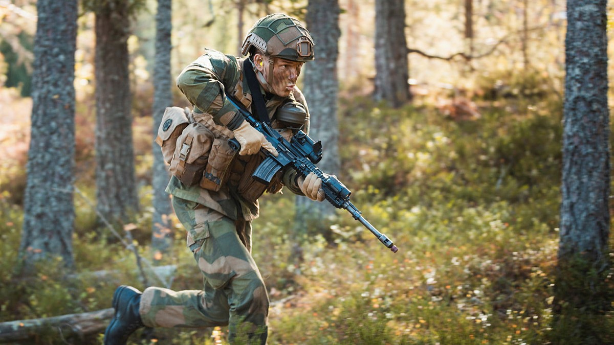 Soldat springer i skogen