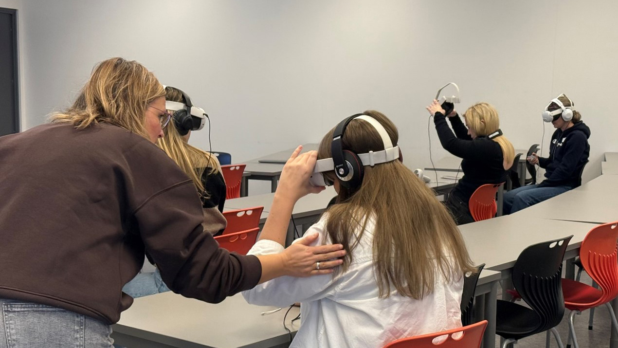 Anne Skaaden Lintorp fra SIM Innlandet instruerer sykepleierstudentene.
