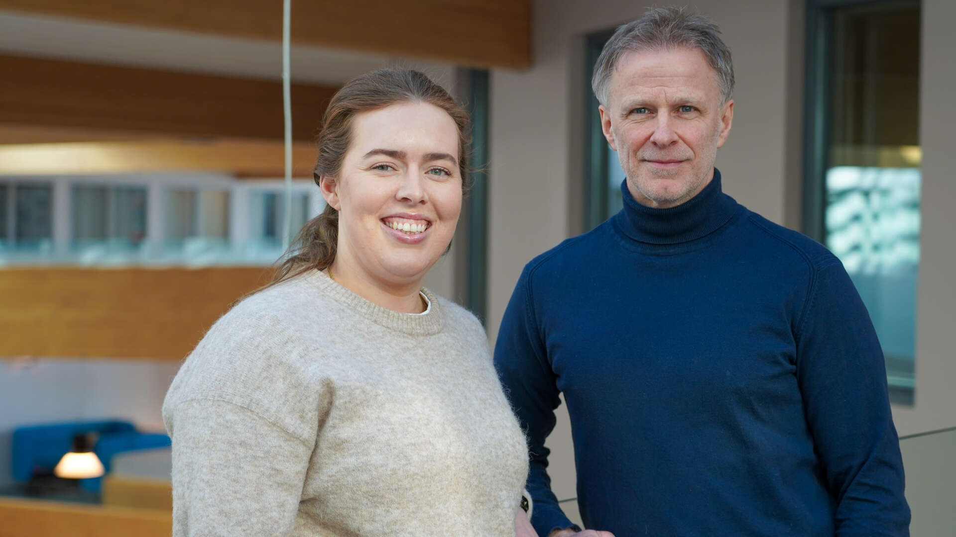 En dame og en mann i et stort rom