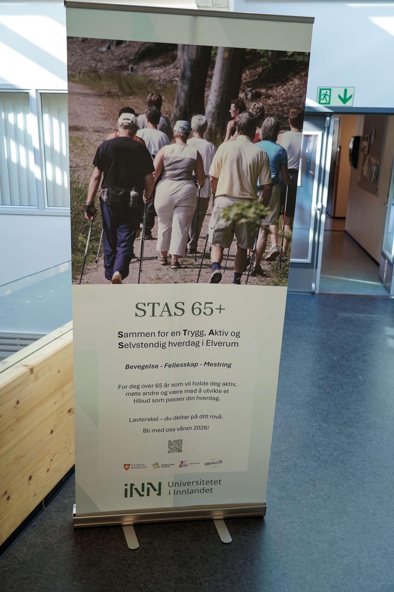 Bilde av en rollup med bilde av en gjeng gamle folk som går tur