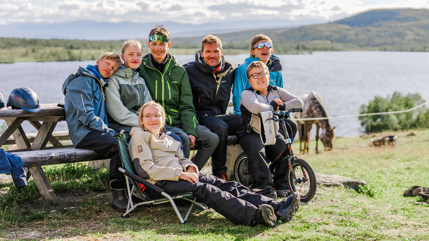 Team Pølsa samlet på en camp site med en innsjø i bakgrunnen