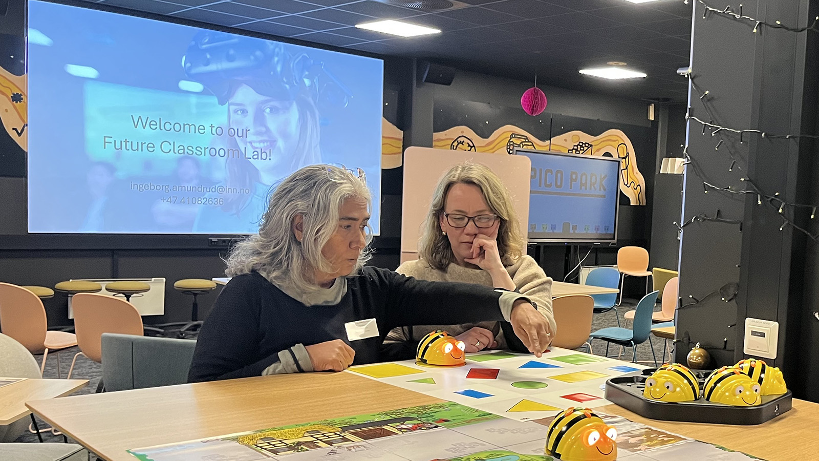 Dr. Renuka Ramroop tester ut bee-botsene i Future Classroom Lab sammen med seniorrådgiver Ingeborg Amundrud. (Foto: Marit Elise Lyngstad)