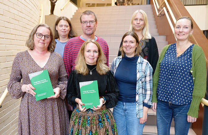 Bildet viser redaktørene og bidragsyterne til boken.