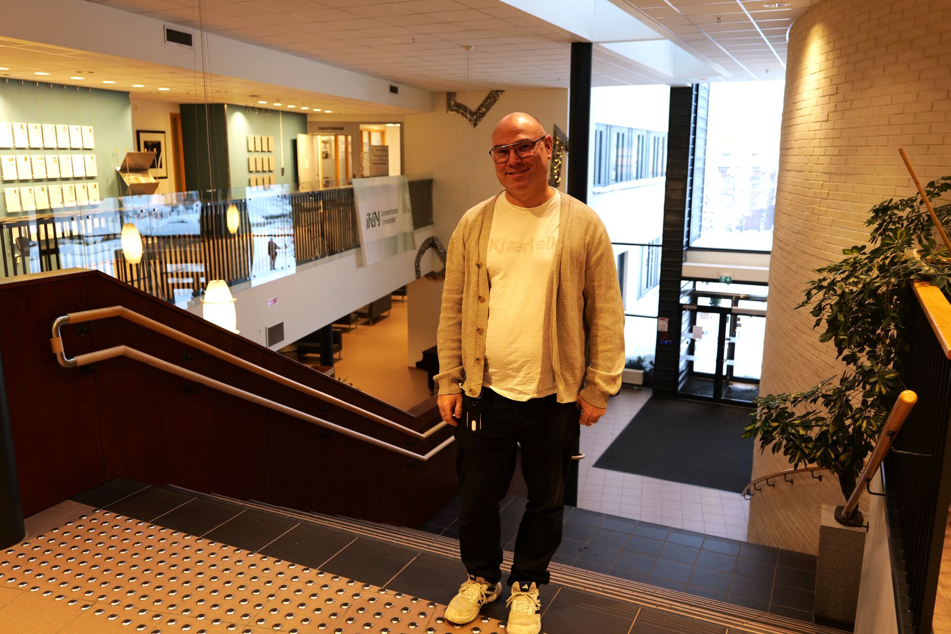 Gjølme står i en trapp på campus