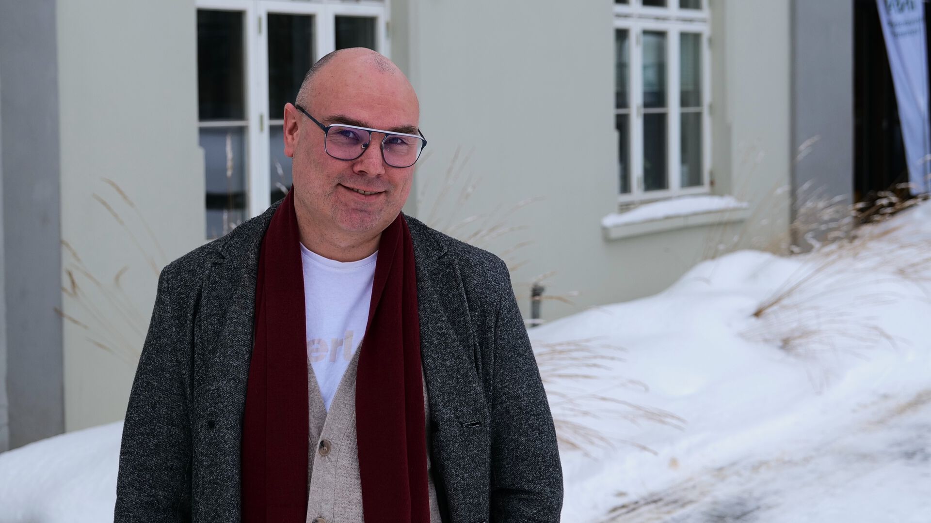 Portrett ute i snøen av Erlend Gjølme