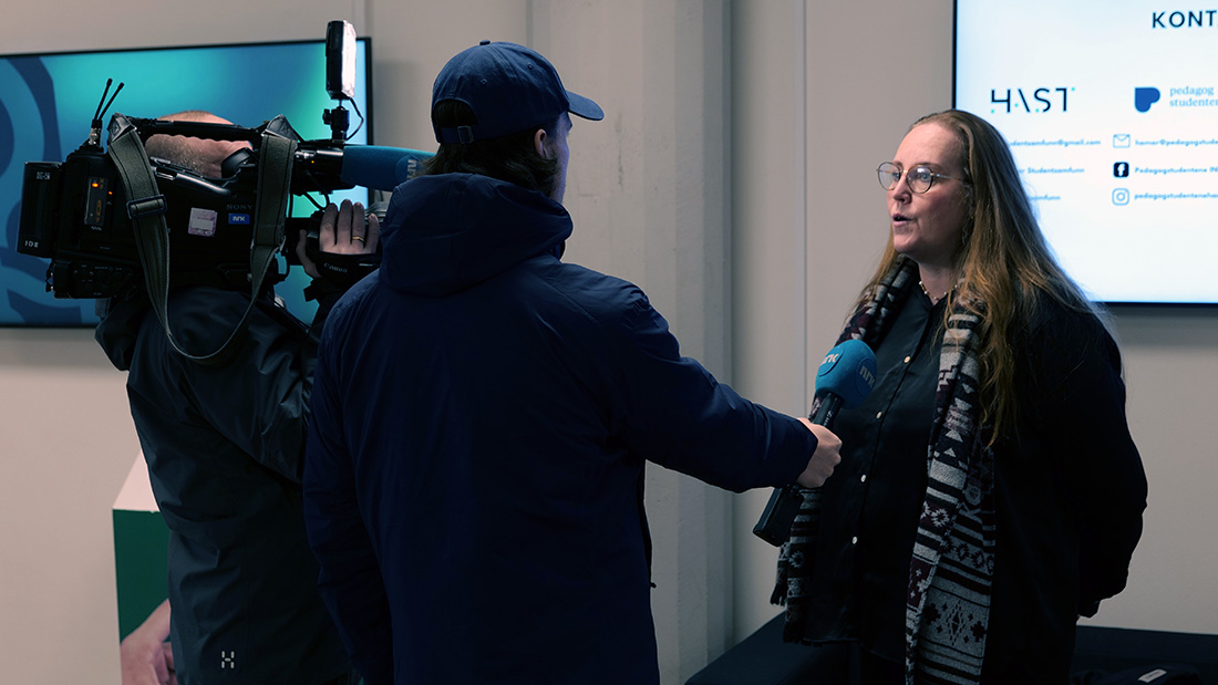 Journalist og TV-fotograf som intervjuer Stortingsrepresentant Lise Selnes 