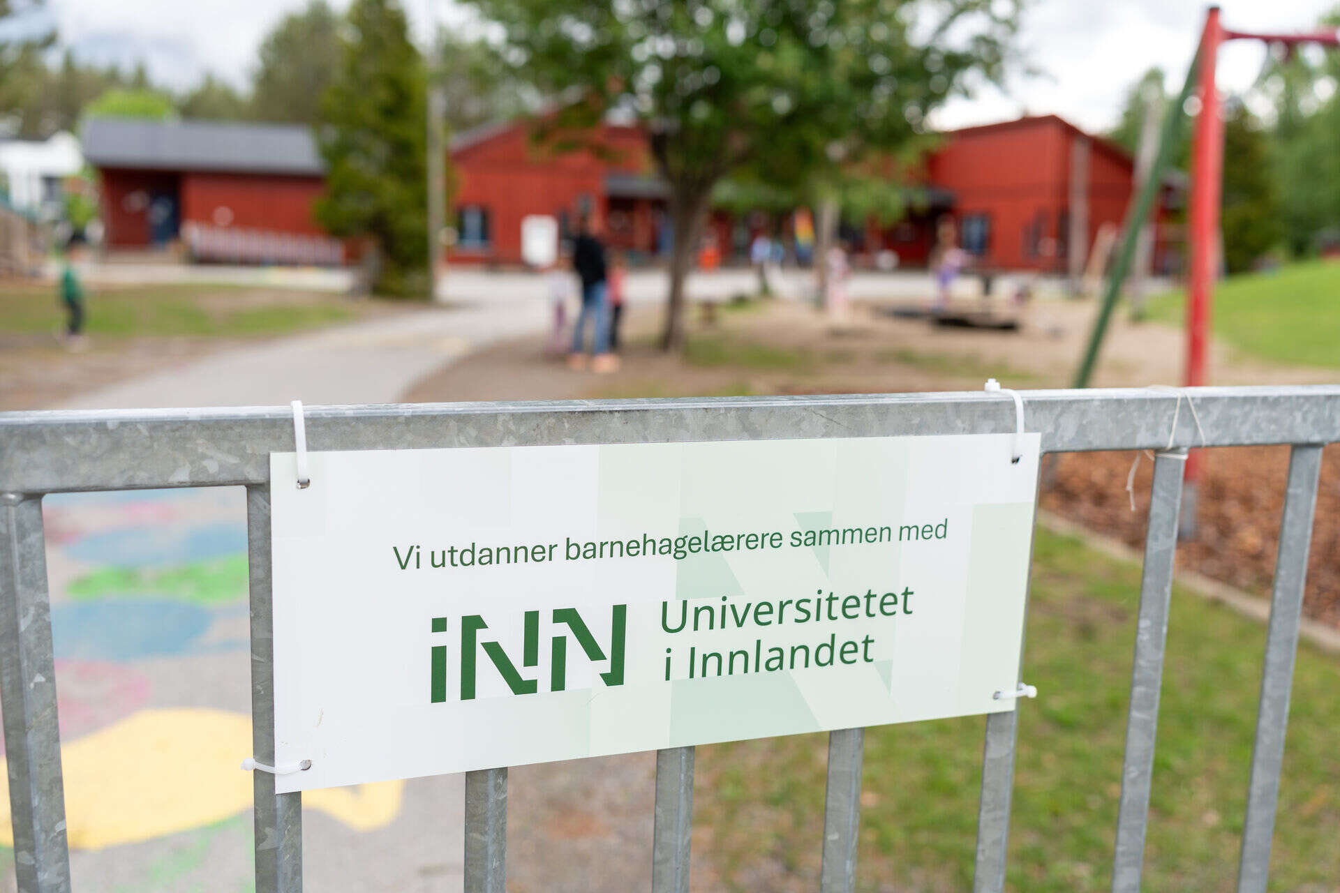 Skilt med tekst på et gjerde. 